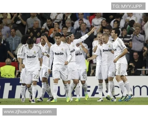 皇马与曼联首发阵容对比解析谁能在巅峰对决中占据优势 皇马与曼联首发阵容对比解析谁能在巅峰对决中占据优势