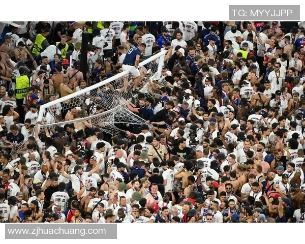 欧冠门票系统故障数万球迷排队长达12小时争抢梦寐以求的门票 欧冠门票系统故障数万球迷排队长达12小时争抢梦寐以求的门票